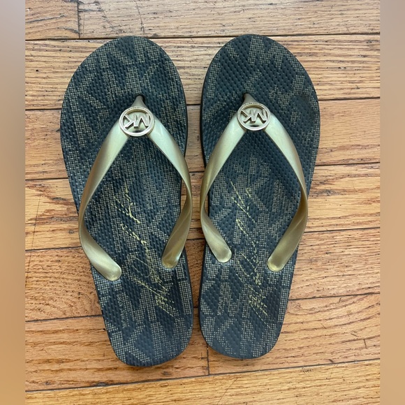 Michael Kors jet set flip flops - Picture 2 of 4